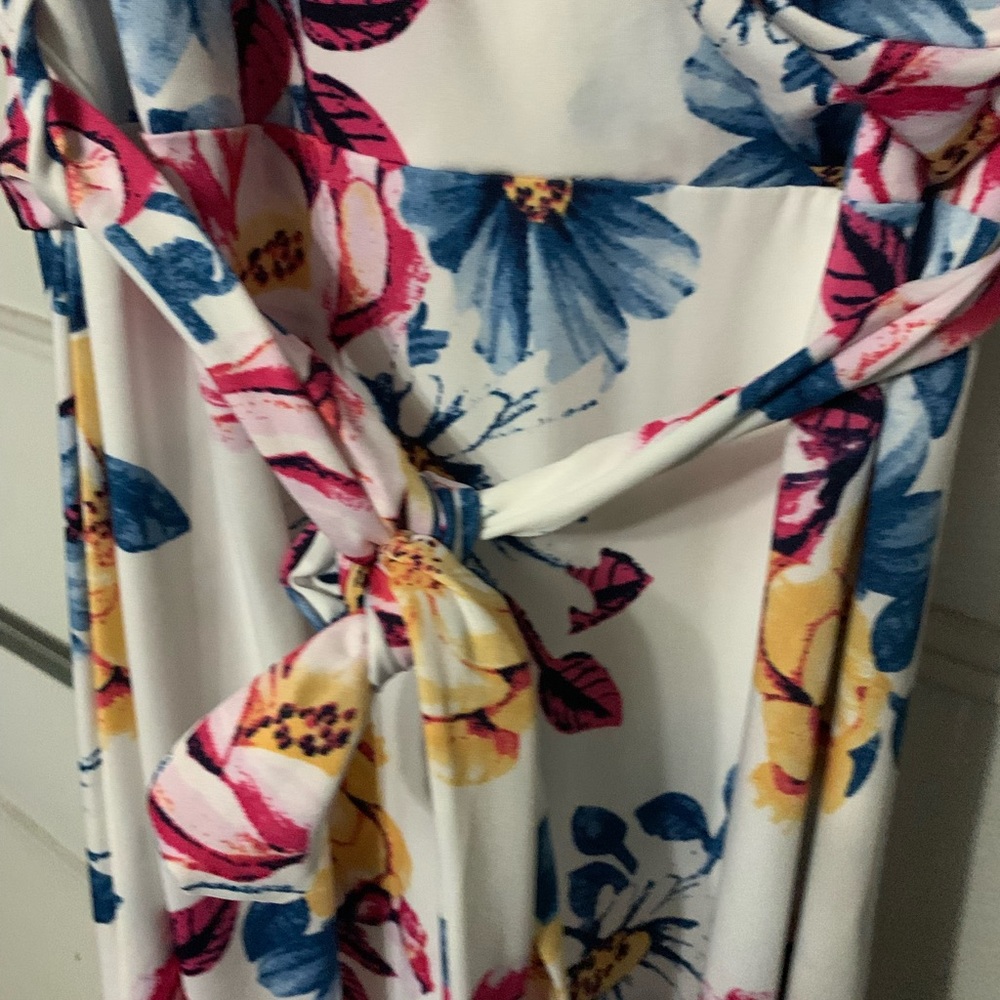 Floral flow dress with tie belt.